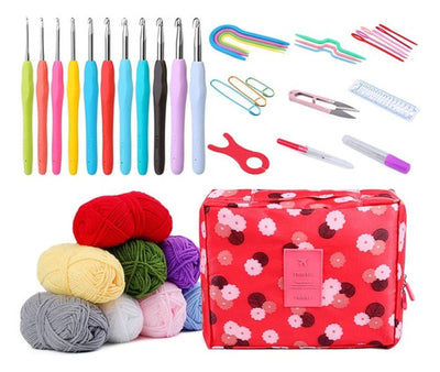Ganchillos, lanas y herramientas de tejido en estuche organizador