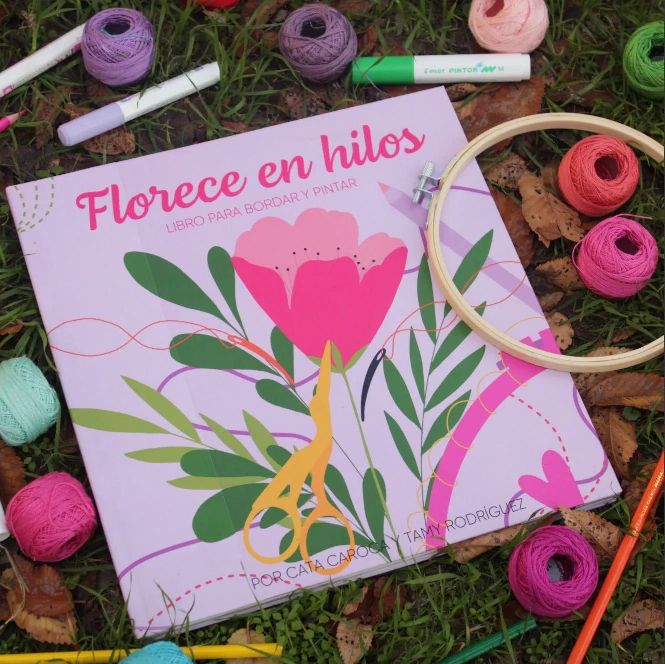 Libro para colorear Florece en Hilos por Piwke & Tutelu Bordados - Baúl de Ayün