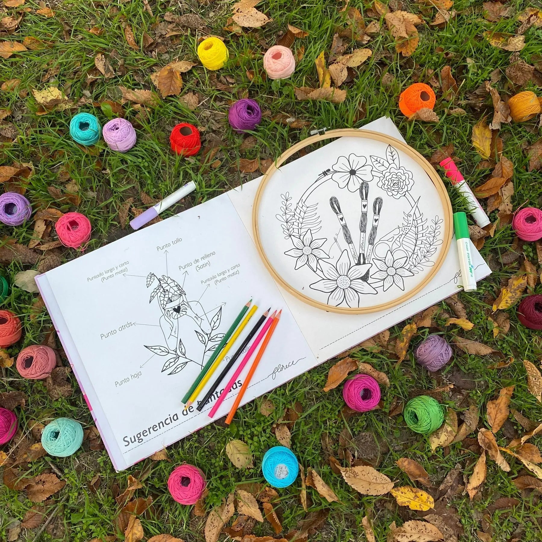 Libro para colorear Florece en Hilos por Piwke & Tutelu Bordados - Baúl de Ayün