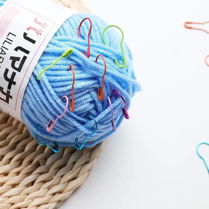 Set De 320 Alfileres De Gancho Metalicos De Colores Con Caja - Baúl de Ayün