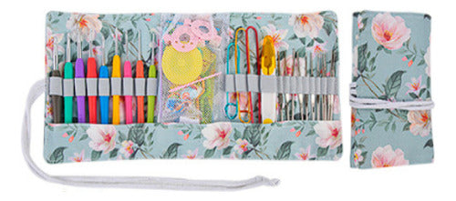 Accesorios para tejer con ovillos de colores y crochet